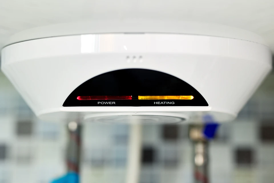 Intérieur résidentiel avec installation de chauffe-eau électrique mural blanc