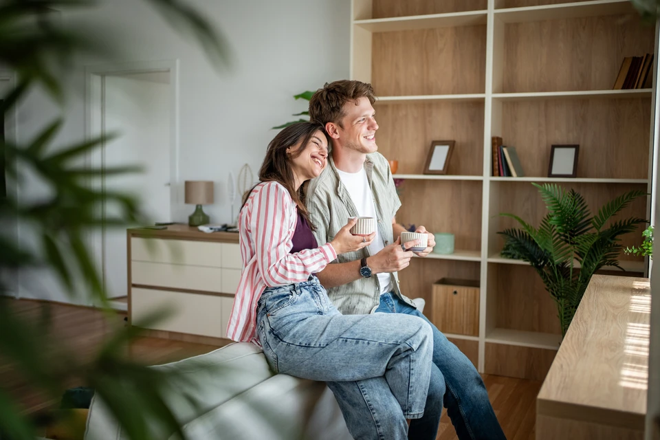 Salon moderne avec canap&eacute; d'angle gris dispos&eacute; autour d'une table basse en bois