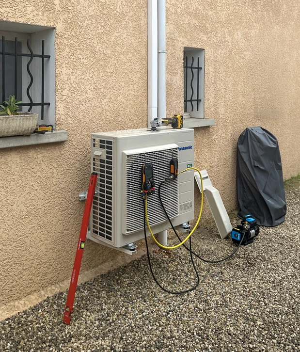 Façade de maison résidentielle avec toiture en tuiles terre cuite et lucarnes à bardage blanc