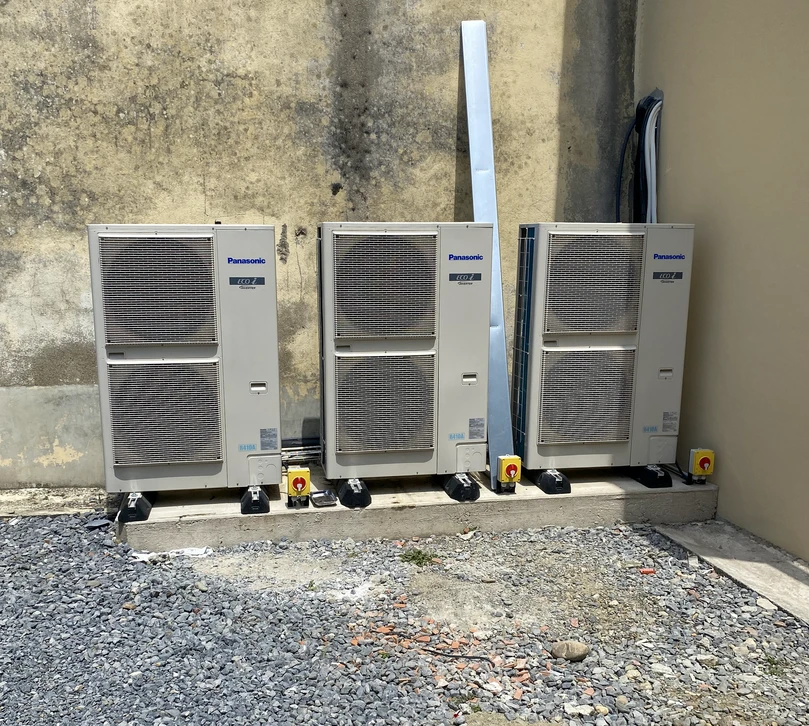 Pompe à chaleur ou climatisation dans une maison moderne de demain utilisant de l'énergie électrique verte, une pompe à chaleur - source efficace de chaleur