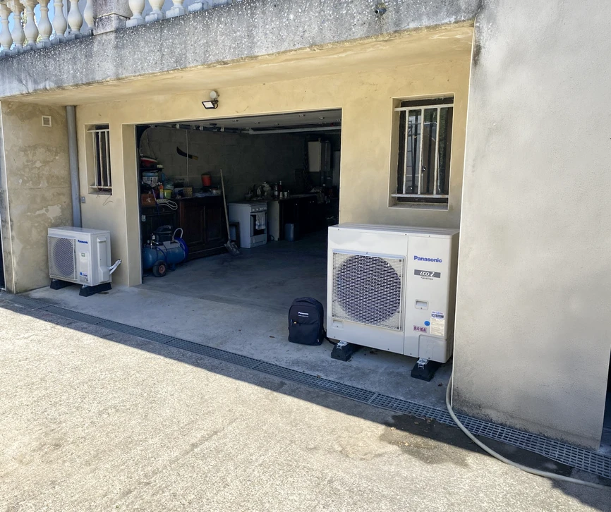 Maison moderne à deux niveaux avec bardage bois vertical, située dans un quartier résidentiel