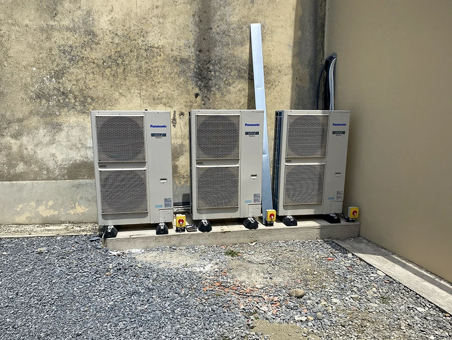 Maison contemporaine à deux niveaux avec façade en bardage bois vertical et éléments architecturaux anthracite