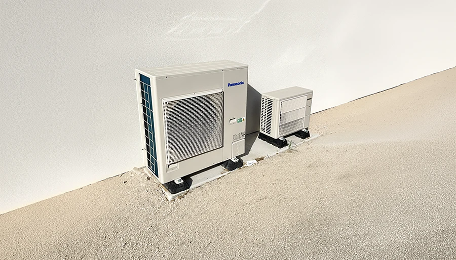 Intérieur d'une charpente en bois traditionnelle avec poutres apparentes et fermes triangulaires